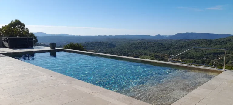 Démolition et reconstruction d'une piscine à Seillans par APC Architectes à Callian