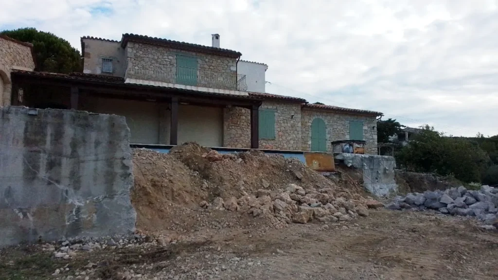 Démolition et reconstruction d'une piscine à Seillans par APC Architectes à Callian