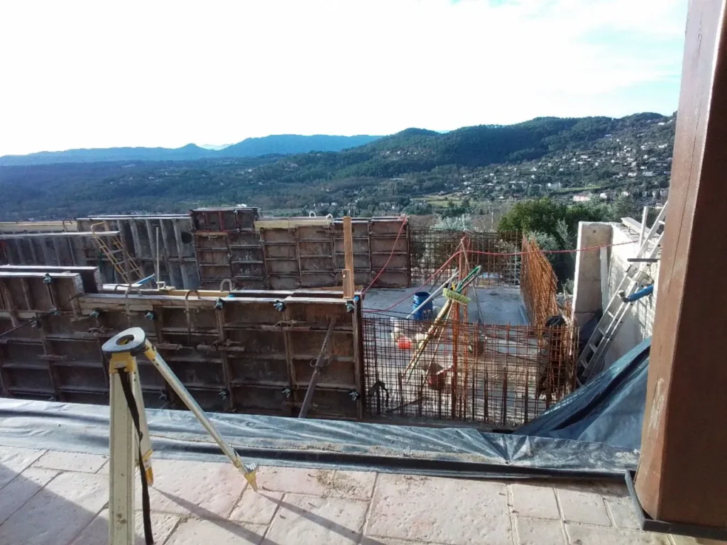 Démolition et reconstruction d'une piscine à Seillans par APC Architectes à Callian