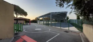 Construction de préaux photovoltaïques par APC Architectes à Callian