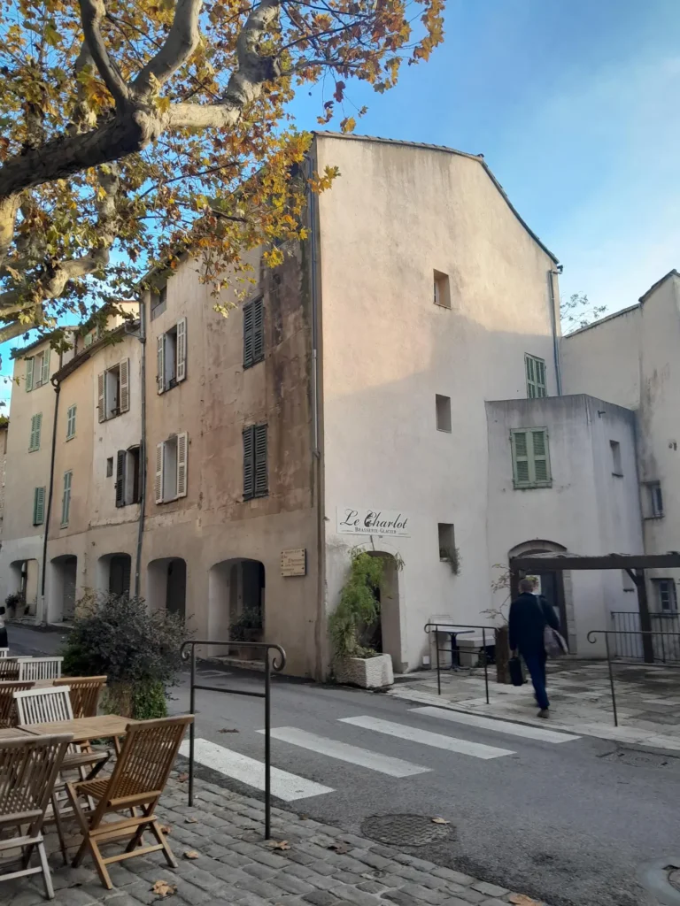 Rénovation d'une maison de village à Seillans par APC Architectes à Callian