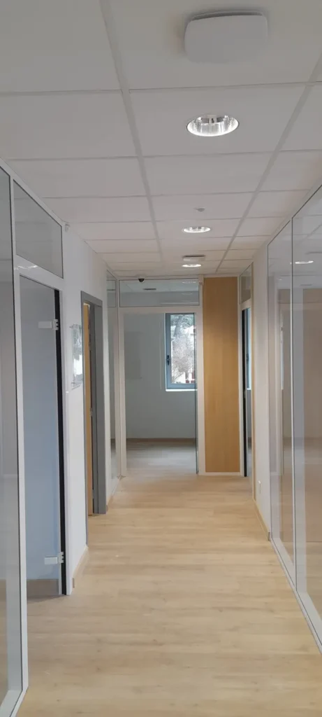 Rénovation énergétique d'une agence bancaire à Toulon par APC Architectes à Callian